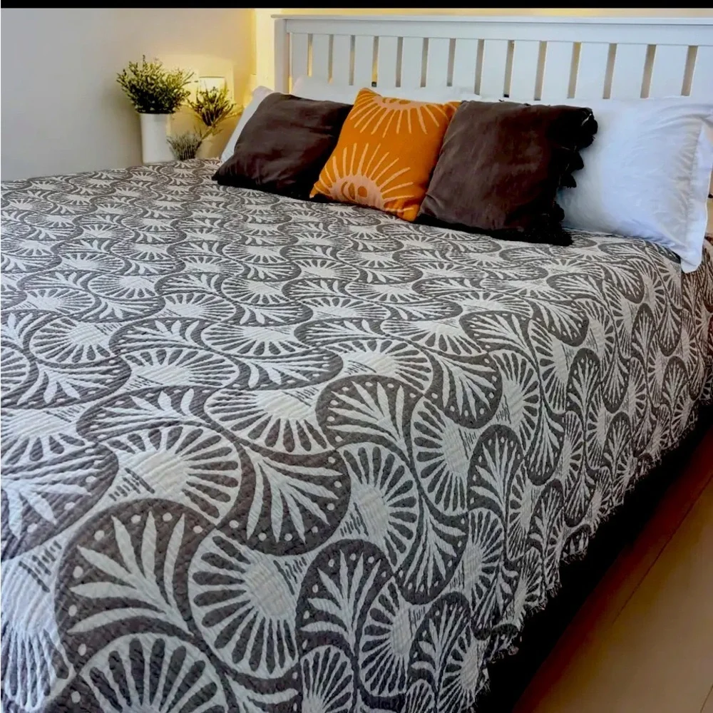 KING Deco Leaf Quilt Bedspread Comforter 2 Side FLiPSiDE Tan + Cream NEW
